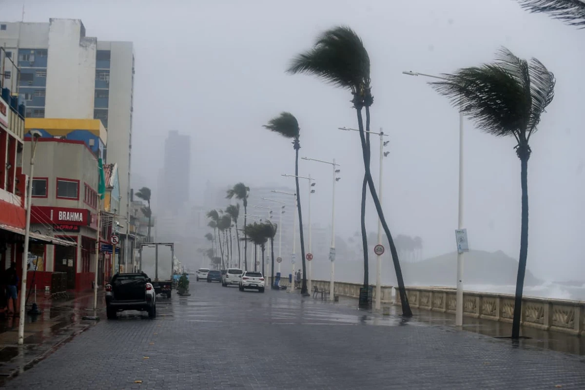 Rajadas de vento no Farol da Barra por Arisson Marinho/CORREIO