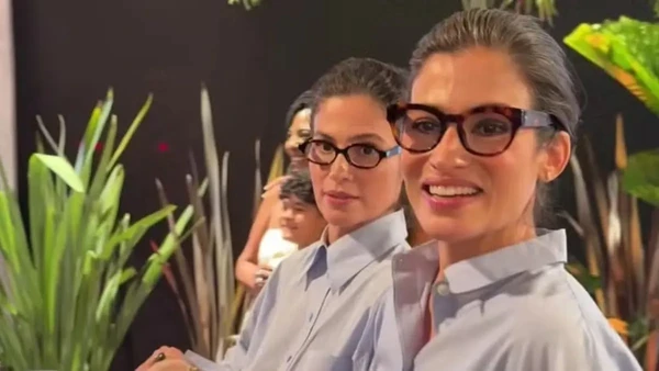 Renata Vasconcellos e irmã gêmea usam looks iguais em gravação na Globo