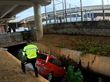 Imagem - Carro cai em vala na Avenida ACM