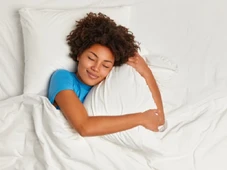 Imagem - Como dormir melhor nos dias quentes: práticas que ajudam o corpo a relaxar e o sono a durar mais