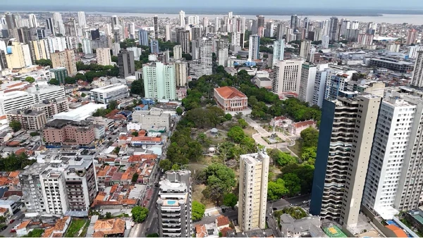 A capital paraense une natureza, cultura e sabores únicos em uma vida tranquila e cheia de cor