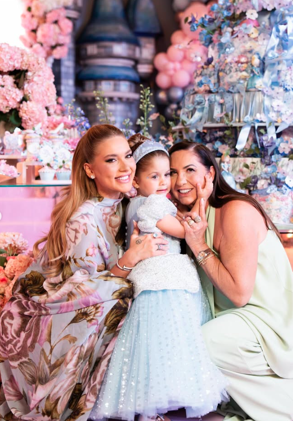 Aniversário de Maria Flor, filha de Virginia, teve tema da Cinderela por Reprodução | Instagram