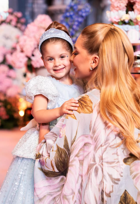 Aniversário de Maria Flor, filha de Virginia, teve tema da Cinderela por Reprodução | Instagram