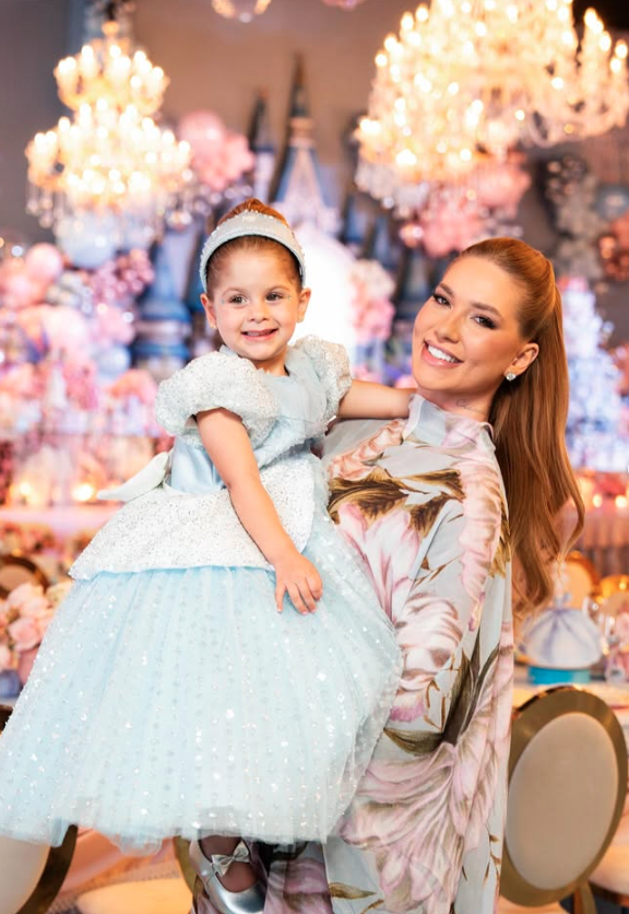 Aniversário de Maria Flor, filha de Virginia, teve tema da Cinderela por Reprodução | Instagram