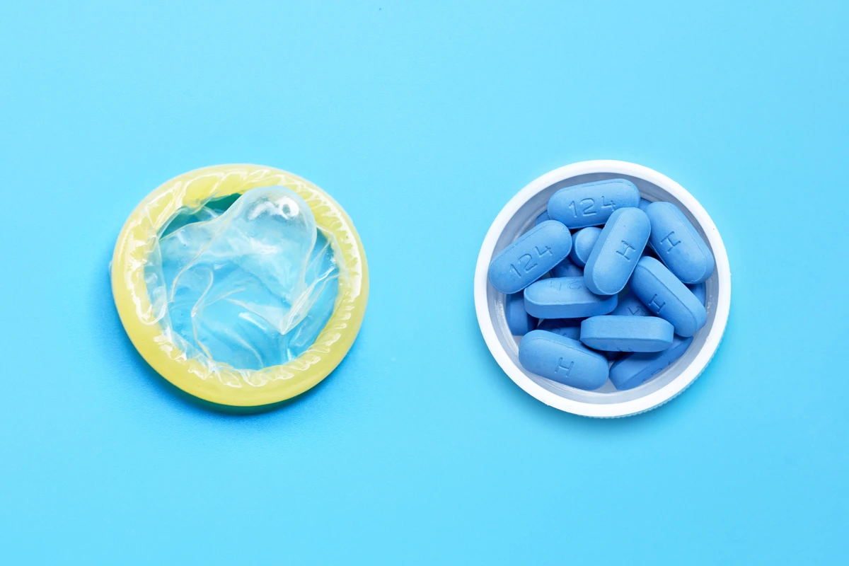 Apesar uma forma de prevenir a HIV, a PrEP não substitui a camisinha, porque não protege contra outras doenças sexualmente transmissíveis por Shutterstock