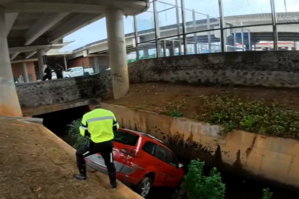 Carro cai em vala na Avenida ACM