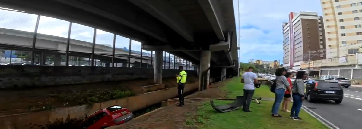 Carro cai em vala na Avenida ACM por Reprodução / TV Bahia