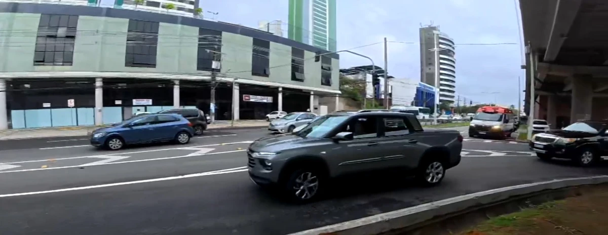 Carro cai em vala na Avenida ACM por Reprodução / TV Bahia