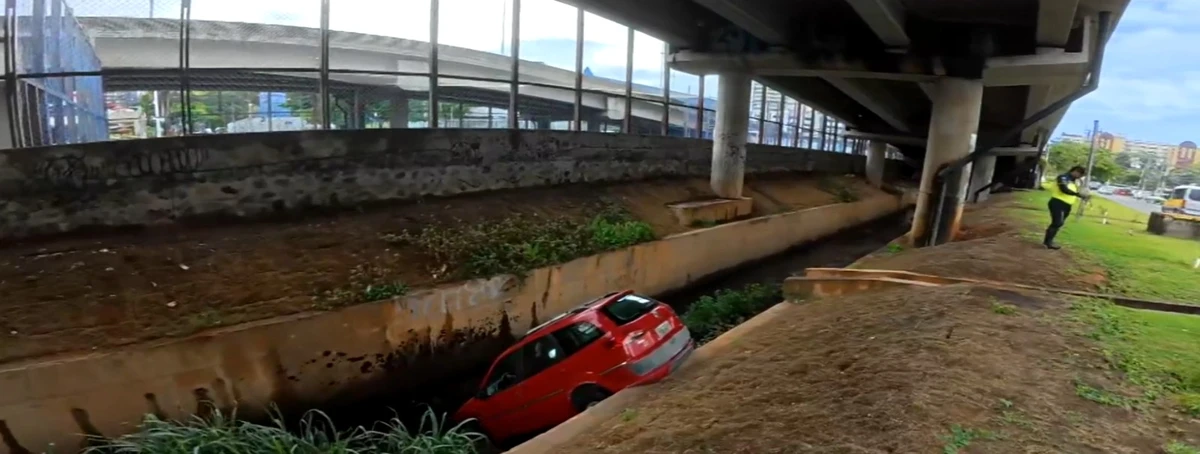 Carro cai em vala na Avenida ACM por Reprodução / TV Bahia