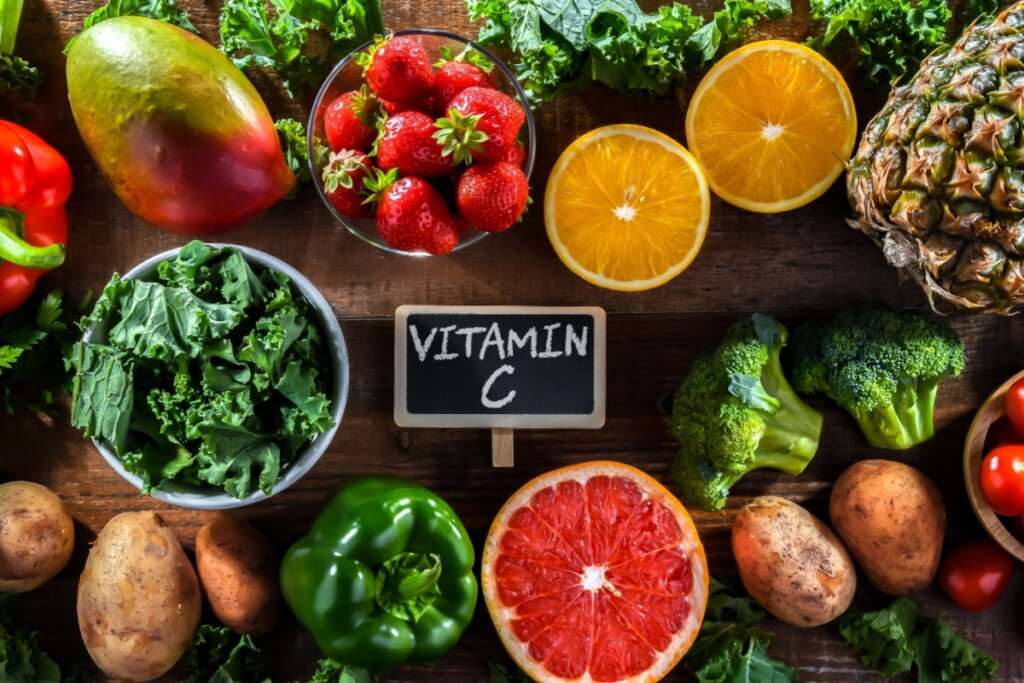 Os alimentos antioxidantes ajudam a reduzir o estresse oxidativo, que é maior em pessoas com a doença falciforme (Imagem: monticello | Shutterstock)