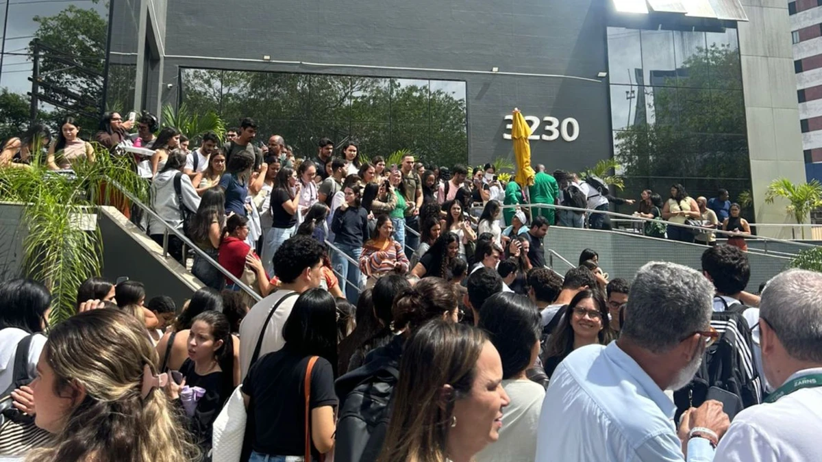 Estudantes tiveram que sair do prédio