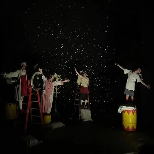 Fernando Fecchio em cena do espetáculo 'Os Mequetrefes', do grupo teatral Parlapatões por Reprodução/Redes Sociais 