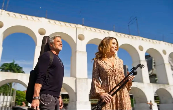 Jacques e Filipa protagonizam cena icônica na rua