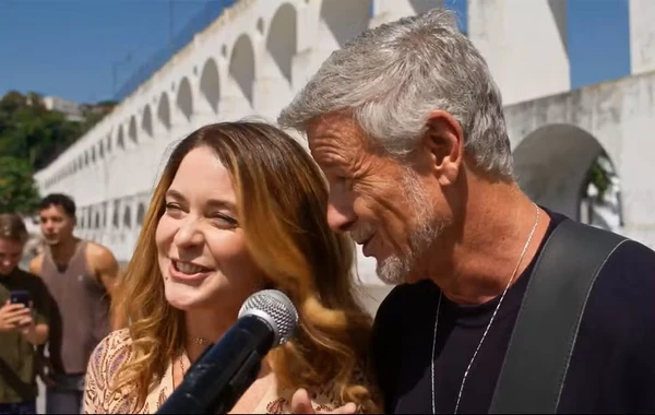 Jacques e Filipa protagonizam cena icônica na rua por Reprodução