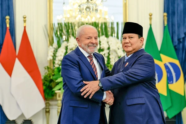 Lula ao lado do presidente Prabowo Subianto, da Indonésia