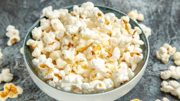 Não é manteiga nem sal: descubra o truque simples que muda tudo na pipoca