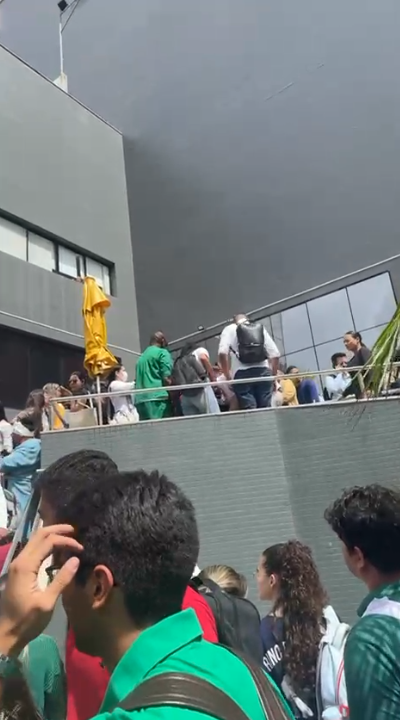 Princípio de incêndio causa pânico em faculdade de Medicina em Salvador por Reprodução