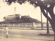 Imagem - Farol da Barra na década de 1920 tinha bondinho e sítios na orla; veja imagens