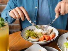 Imagem - Almoçar após as 14h pode afetar seu metabolismo e até sua pressão arterial; entenda por que