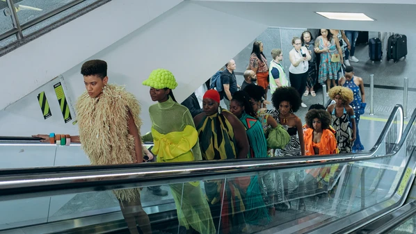Veja como foi o desfile surpresa do Afro Fashion Day que parou o aeroporto de Salvador