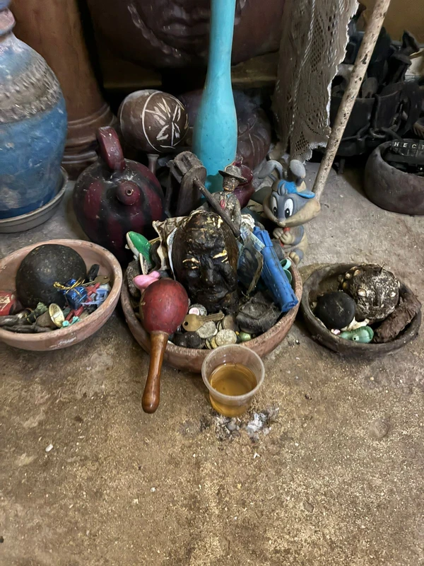 Altar doméstico no bairro de Havana Vieja em culto aos orixás por André Uzêda