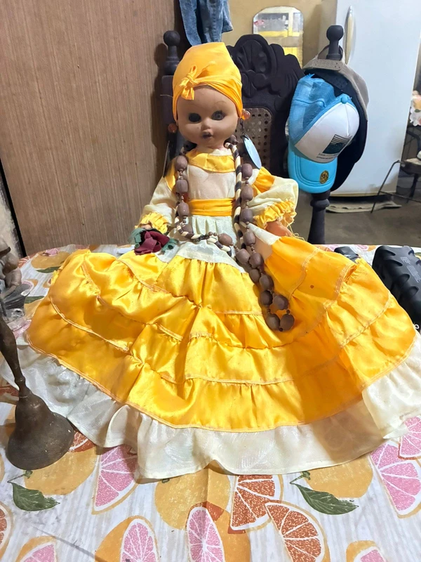 Boneca com as cores amarelo em reverência a Oshún (Oxum) por André Uzêda