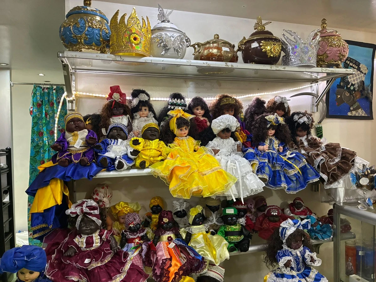 Bonecas com roupas dos orixás da santería vendidos na Casa Obbatalá, em Havana por André Uzêda