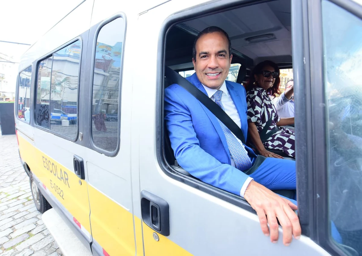 Bruno Reis em veículo escolar