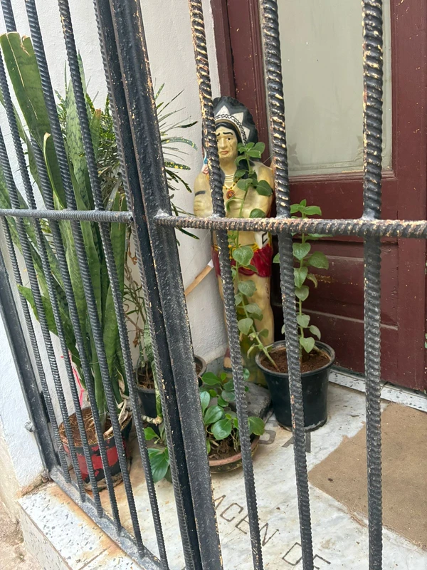 Casa em Havana com folhas de espada de São Jorge e imagem semelhante aos caboclos da umbanda e do candomblé por André Uzêda
