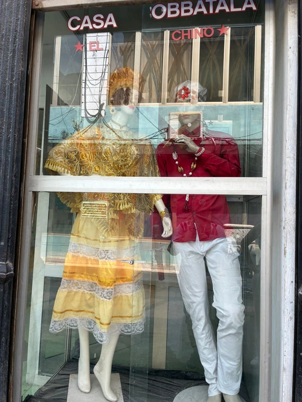 Fachada da Casa Obbatalá, em Havana Vieja, bairro da capital cubana por André Uzêda