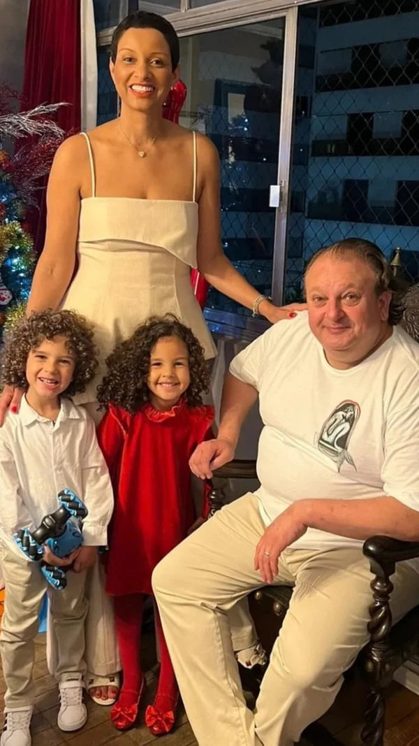 Jacquin, esposa Rosângela e casal de filhos gêmeos por Reprodução