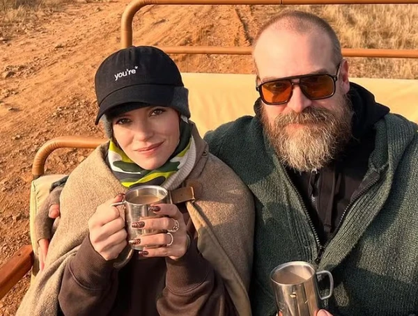 Lily Allen e David Harbour  por Reprodução