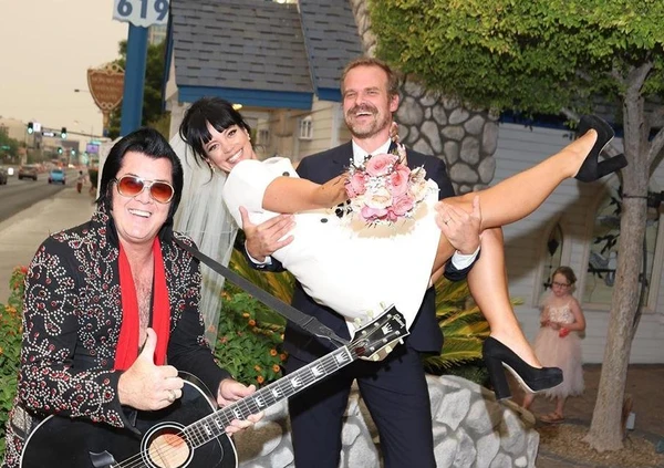 Lily Allen e David Harbour se casam em Las Vegas em cerimônia com sósia de Elvis Presley por Reprodução/Instagram