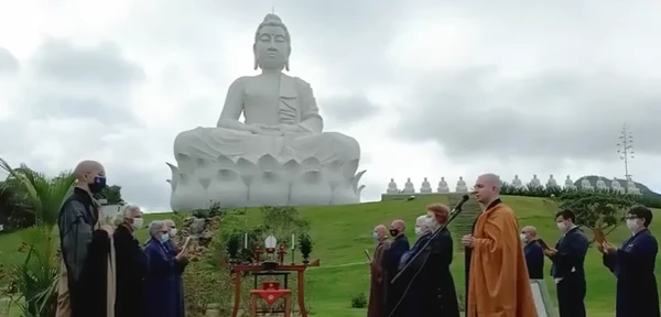 Monges fazem cerimônia de batismo espiritual do Buda de Ibiraçu por Reprodução/TV Gazeta