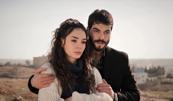 Hercai: Amor e Vingança: Miran (Akın Akınözü) planeja vingar a morte dos pais seduzindo Reyyan (Ebru Şahin), filha de seus inimigos. Mas o amor surge no meio da vingança, desencadeando uma trama de segredos e paixões inspirada em Romeu e Julieta por Divulgação