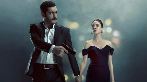 Maraslı: O Protetor: Um ex-soldado se vê envolvido em um perigoso jogo de crime e proteção ao encontrar a mulher de seus sonhos. Entre ação, romance e mistério, ele precisa enfrentar inimigos poderosos para salvar aqueles que ama por Divulgação