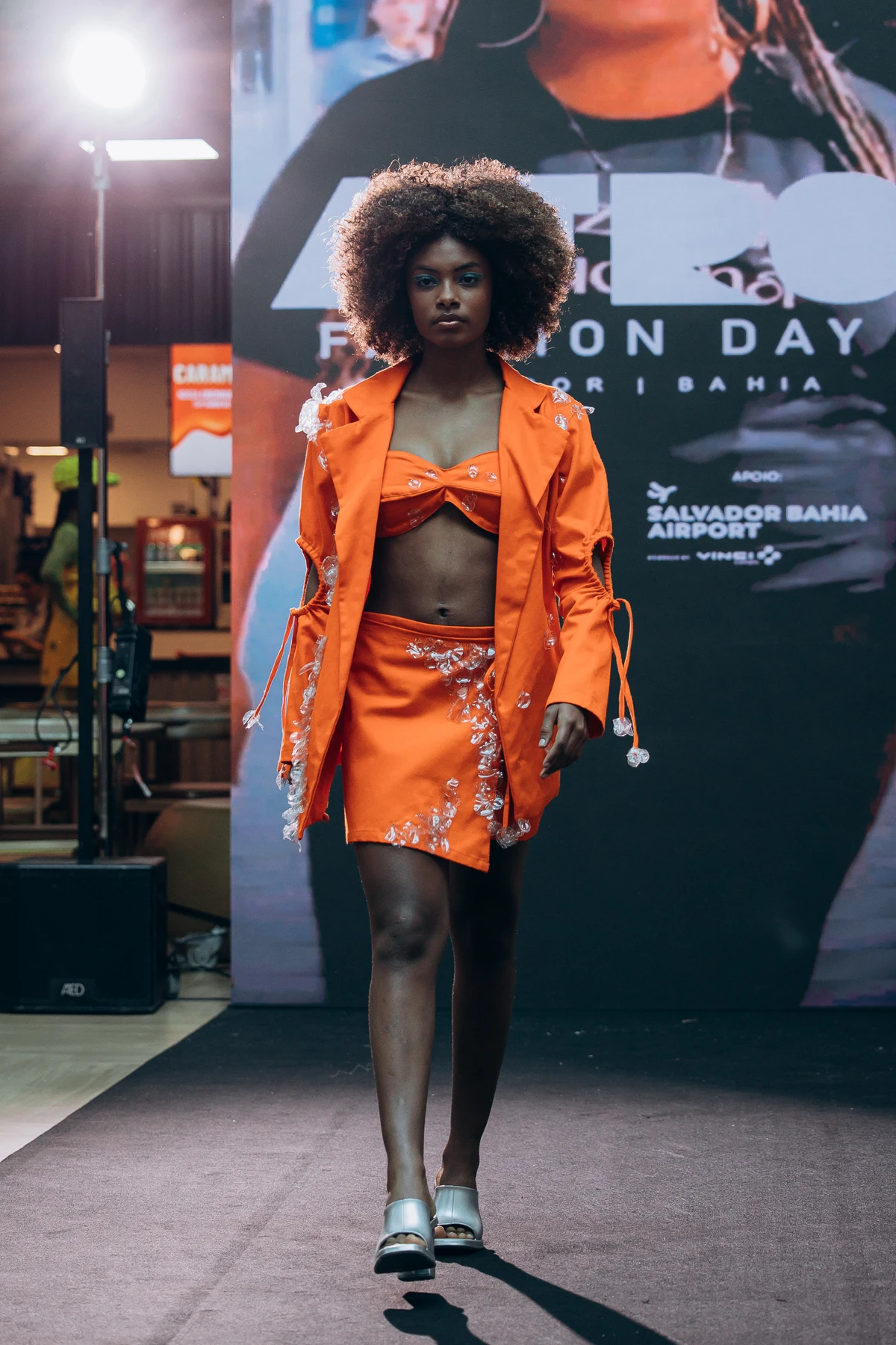 Desfile surpresa  por Lucas Leawry