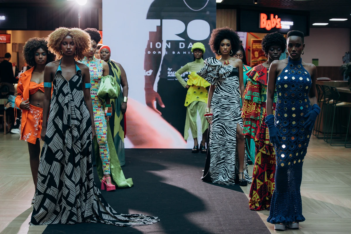 Desfile surpresa  por Lucas Leawry