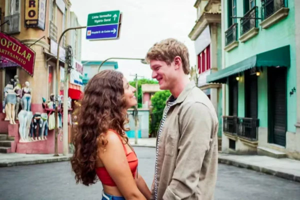 Rita (Alanis Guillen) e Filipe (Pedro Novaes)
