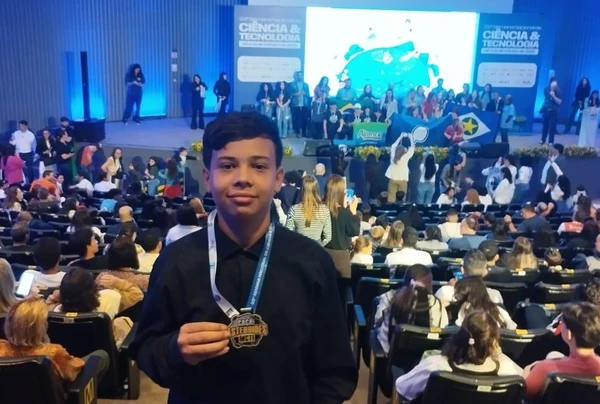 Saiba quem é o estudante baiano que recebeu medalha da Nasa por caça a asteroides