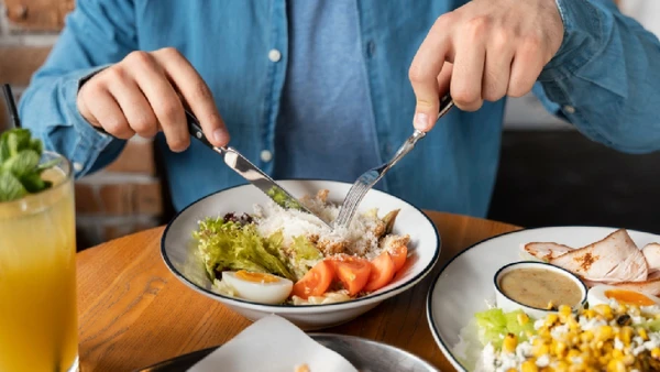 Se o relógio já passou das 14h, talvez seja melhor optar por um lanche leve, dizem estudos