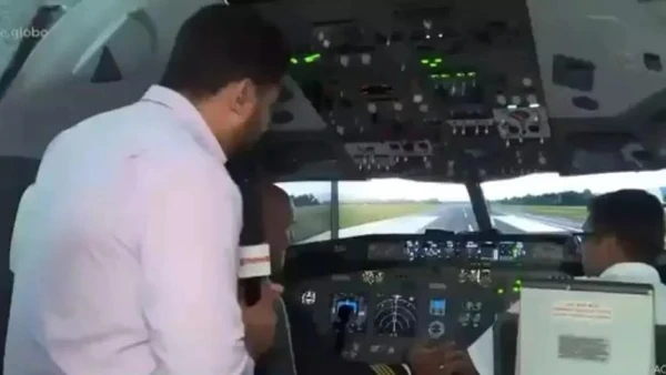 Simulador de voo mostra aeronave tombando de lado e caindo em vegetação por Reprodução