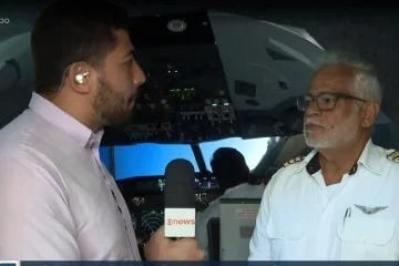 Simulador de voo mostra aeronave tombando de lado e caindo em vegetação por Reprodução