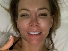 Imagem - Mulher finge câncer terminal para ganhar prótese de silicone e presentes do namorado