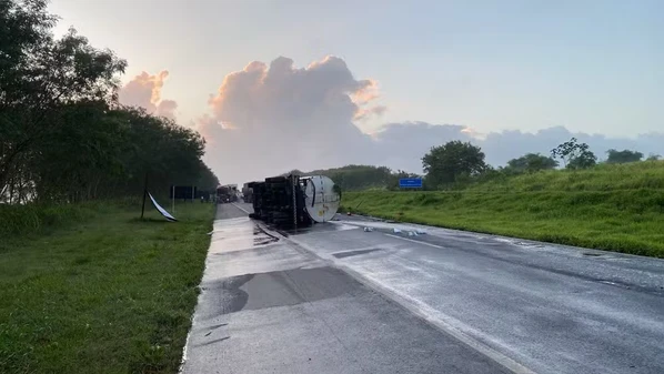 Trecho da BR-324 é bloqueado após acidente com caminhão-tanque