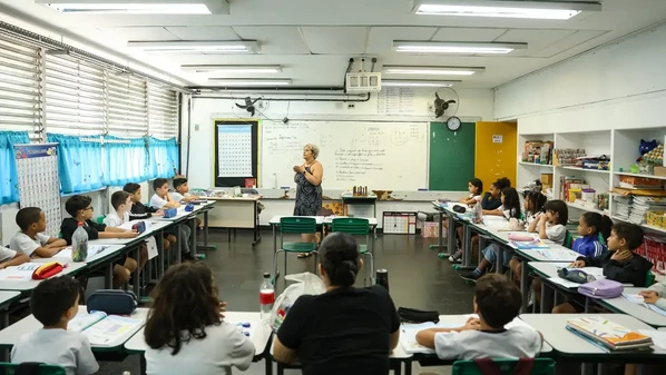 Bônus de R$ 3 mil para professores: veja quem tem direito e como garantir cartão