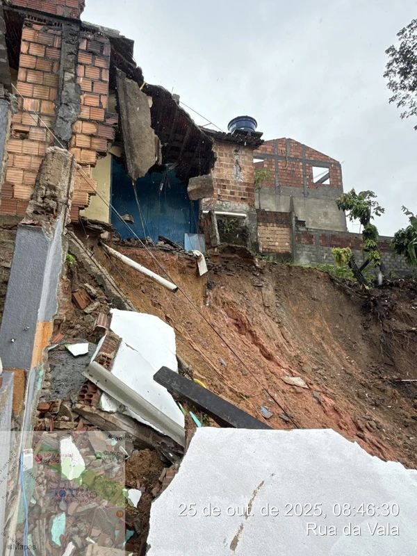 Deslizamento de terra em Porto Seguro por Defesa Civil de Salvador