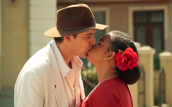 Dita (Jeniffer Nacimento) e Candinho (Sergio Guizé) se casam e têm lua de mel no Rio de Janeiro - Êta Mundo Melhor!