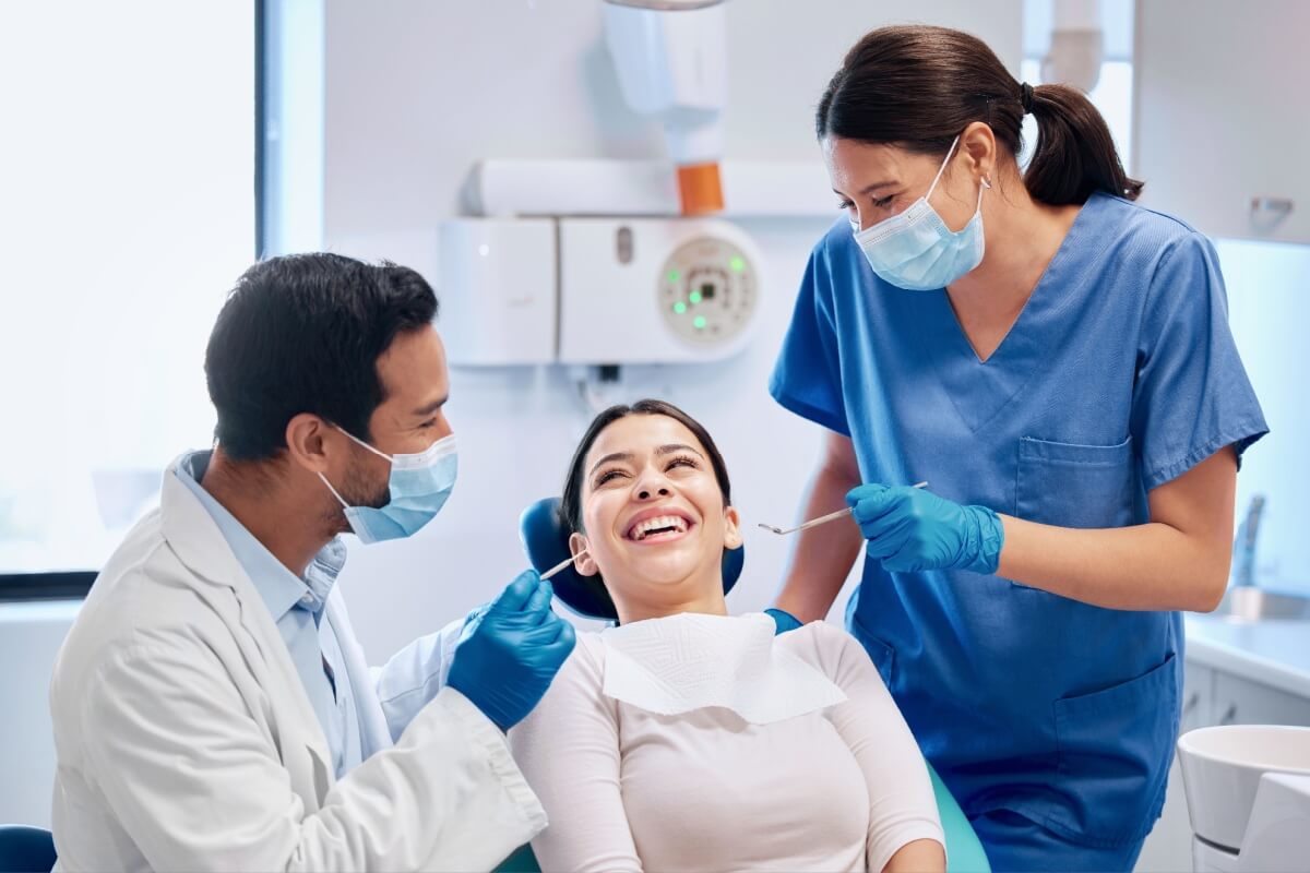 Mais do que estética, a saúde bucal é um indicador poderoso do bem-estar geral (Imagem: PeopleImages | Shutterstock)