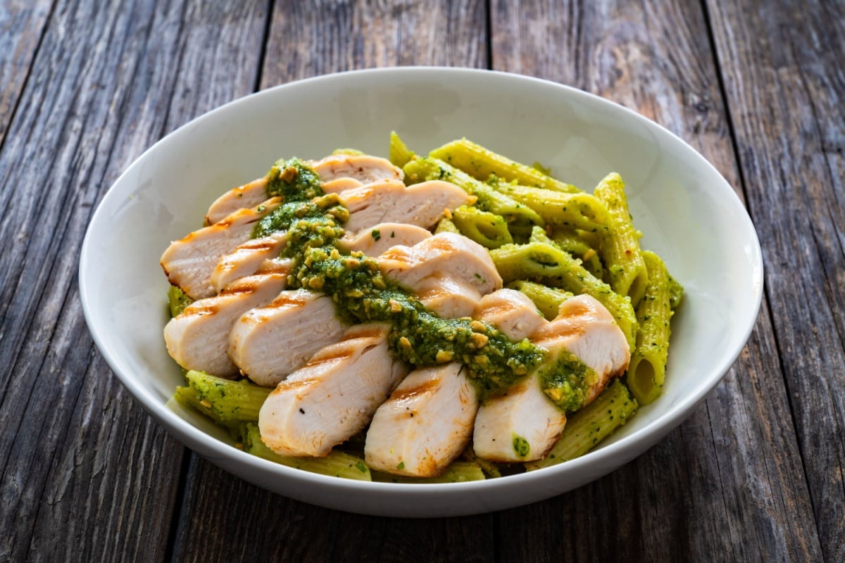 Penne com molho pesto e peito de frango grelhado (Imagem: Jacek Chabraszewski | Shutterstock)